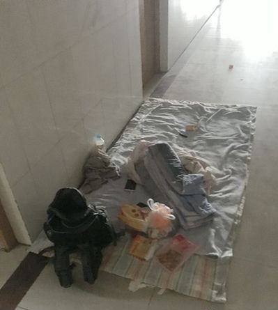 商丘工學院朱凱凱夜回寢怕擾室友走廊打地鋪 被贊中國好室友1