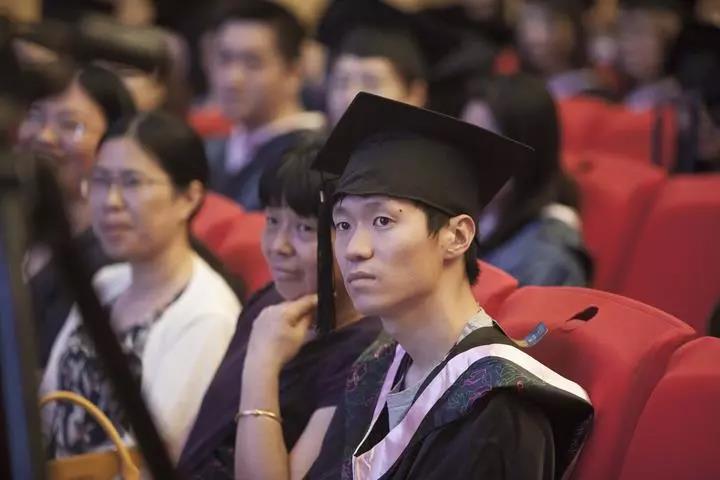 媽媽和兒子同時大學畢業，母子間的書信感動了無數人1