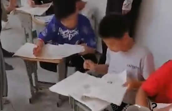 學生暑假作業不合格趴教室外狂補2